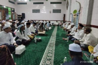 Pengasuh Pesantren Tebuireng KH Abdul Hakim Mahfudz (Gus Kikin), menghadiri Tahlil Hari Ketujuh Almarhum KH Moch Chisni bin KH Umar Burhan, Selasa (21/4/2026). Foto: Chidir/NUGres