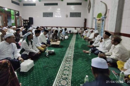 Pengasuh Pesantren Tebuireng KH Abdul Hakim Mahfudz (Gus Kikin), menghadiri Tahlil Hari Ketujuh Almarhum KH Moch Chisni bin KH Umar Burhan, Selasa (21/4/2026). Foto: Chidir/NUGres