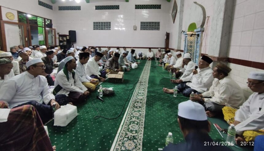 Pengasuh Pesantren Tebuireng KH Abdul Hakim Mahfudz (Gus Kikin), menghadiri Tahlil Hari Ketujuh Almarhum KH Moch Chisni bin KH Umar Burhan, Selasa (21/4/2026). Foto: Chidir/NUGres