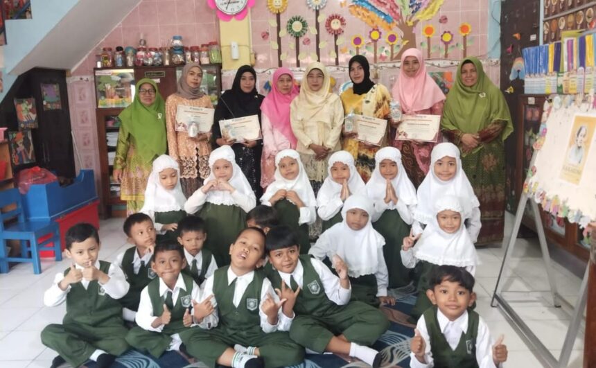 Momen Hari Kartini tahun 2026, TK Muslimat NU 20 Kroman Gresik melibatkan wali murid dalam program “Orang Tua Hebat Mengajar”. Foto: dok TK MNU 20 Kroman/NUGres
