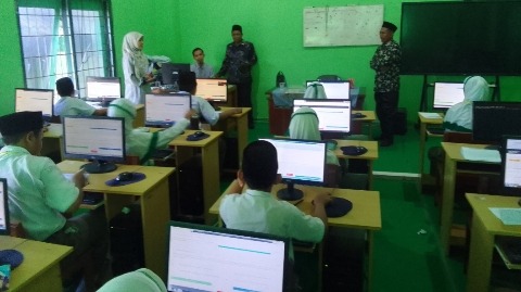 Murid Madrasah Ibtidaiyah (MI) Al-Karimi Tebuwung Dukun Gresik tengah mengikuti UAMNU dengan menggunakan sistem komputer (CBT). Foto: Syafik Hoo/NUGres