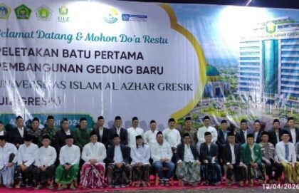 Bupati Gresik H. Fandi Akhmad Yani memberikan apresiasi dan turut menghadiri peletakan batu pertama pembangunan gedung baru Universitas Islam Al Azhar (UIZ Gresik), Ahad (12/4/2026) malam. Foto: Chidir/NUGres