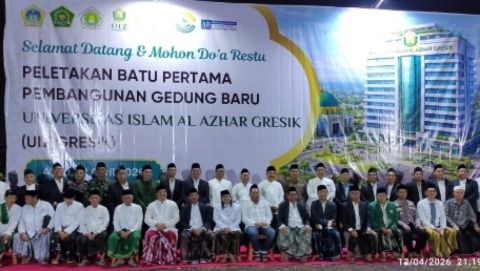 Bupati Gresik H. Fandi Akhmad Yani memberikan apresiasi dan turut menghadiri peletakan batu pertama pembangunan gedung baru Universitas Islam Al Azhar (UIZ Gresik), Ahad (12/4/2026) malam. Foto: Chidir/NUGres