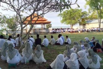 Sambut tahun pelajaran baru, pengurus dan pendidik di lingkungan YPP Al Karimi Tebuwung Dukun Gresik melaksanakan ziarah masyayikh dan doa bersama. Foto: Syafik Hoo/NUGres