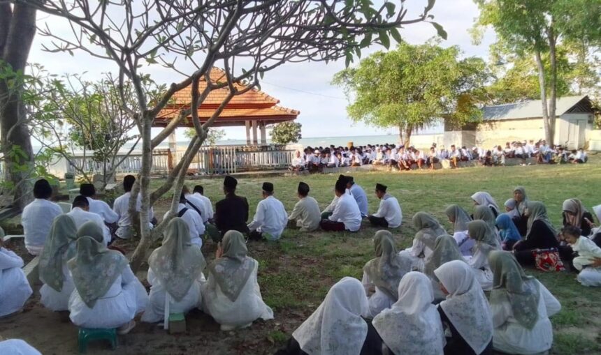 Sambut tahun pelajaran baru, pengurus dan pendidik di lingkungan YPP Al Karimi Tebuwung Dukun Gresik melaksanakan ziarah masyayikh dan doa bersama. Foto: Syafik Hoo/NUGres