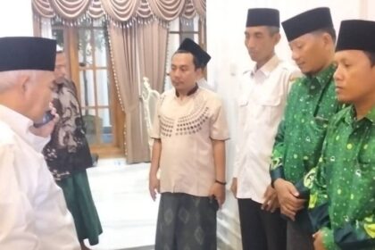 Rombongan Pimpinan Cabang (PC) Persatuan Guru Nahdlatul Ulama (Pergunu) Gresik Sowan ke KH Prof. Dr. KH. Asep Saifuddin Halim, guna menyampaikan undangan Pelantikan PAC (Pimpinan Anak Cabang) Pergunu Panceng. Foto: dok PC Pergunu Gresik/NUGres