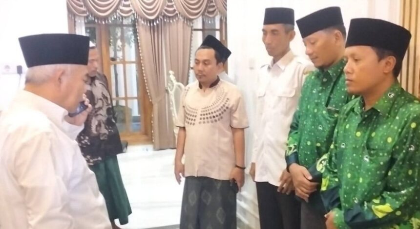 Rombongan Pimpinan Cabang (PC) Persatuan Guru Nahdlatul Ulama (Pergunu) Gresik Sowan ke KH Prof. Dr. KH. Asep Saifuddin Halim, guna menyampaikan undangan Pelantikan PAC (Pimpinan Anak Cabang) Pergunu Panceng. Foto: dok PC Pergunu Gresik/NUGres