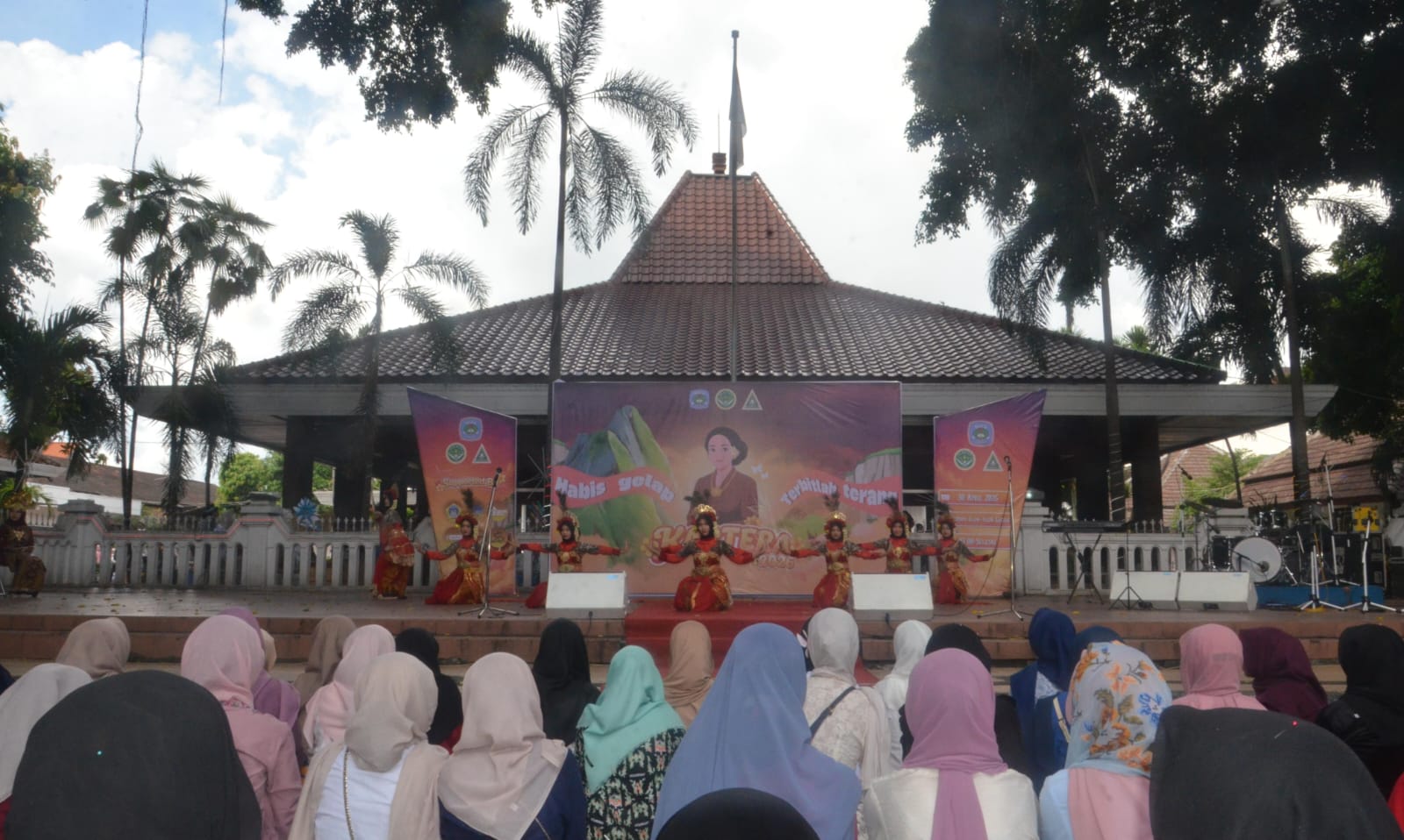 Berbagai penampilan menarik yang mewadahi talenta siswa SMANUSA Gresik disajikan dalam event Kartera 2026. Foto: dok PK IPNU IPPNU SMA NU 1 Gresik/NUGres