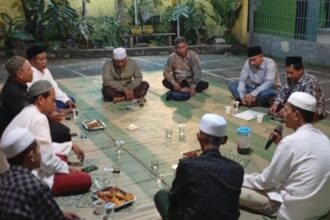 Lembaga Dakwah MWCNU Kebomas bersilaturahmi dengan para alumni pondok pesantren untuk bersinergi mentransmisikan ilmu melalui pengajian rutin, Jumat (8/5/2026) malam. Foto: dok MWCNU Kebomas/NUGres