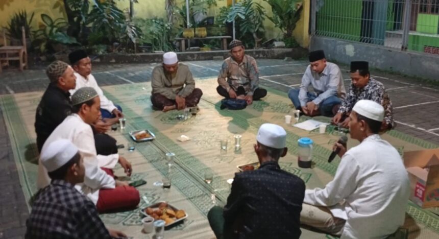 Lembaga Dakwah MWCNU Kebomas bersilaturahmi dengan para alumni pondok pesantren untuk bersinergi mentransmisikan ilmu melalui pengajian rutin, Jumat (8/5/2026) malam. Foto: dok MWCNU Kebomas/NUGres