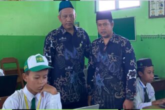 Ketua MWC LP Ma'arif NU Cerme, Khoiruddi (kanan), saat melakukan kunjungan peserta Pelajar Teladan di MI Darunnajah Karangan Cerme, Sabtu (2/5/2026). Foto: dok LP Ma'arif MWCNU Cerme/NUGres