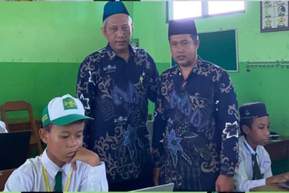 Ketua MWC LP Ma'arif NU Cerme, Khoiruddi (kanan), saat melakukan kunjungan peserta Pelajar Teladan di MI Darunnajah Karangan Cerme, Sabtu (2/5/2026). Foto: dok LP Ma'arif MWCNU Cerme/NUGres