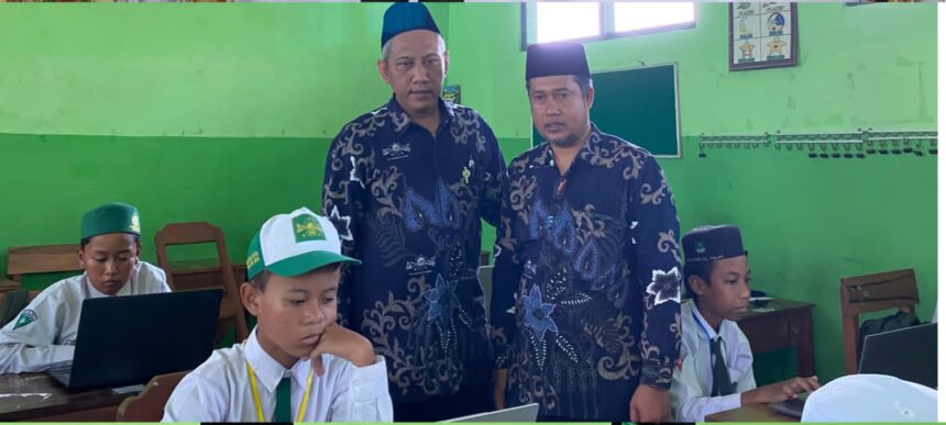 Ketua MWC LP Ma'arif NU Cerme, Khoiruddi (kanan), saat melakukan kunjungan peserta Pelajar Teladan di MI Darunnajah Karangan Cerme, Sabtu (2/5/2026). Foto: dok LP Ma'arif MWCNU Cerme/NUGres