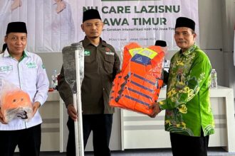 Wakil Bendahara PCNU Gresik H. Masidi (kanan, memakai batik hijau) dan Ketua Lazisnu PCNU Gresik, H. Mu'anan, S.H., M.Si., (kiri) menyerahkan perlengkapan kebencanaan kepada bendahara LPBI SER NU PCNU Gresik Moch. Sugiyono di Kantor PCNU Gresik, Jalan Dr Wahidin Sudirohusodo Kecamatan Kebomas, Ahad (3/5/2026). Foto: dok LPBI PCNU Gresik/NUGres