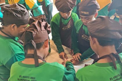 Padukan kegiatan edukatif dan religi, MTs Hidayatul Ummah Balongpanggang sukses menggelar Outing Class di Mojokerto dan Jombang, Sabtu (9/5/2026). Foto: Samsul/NUGres