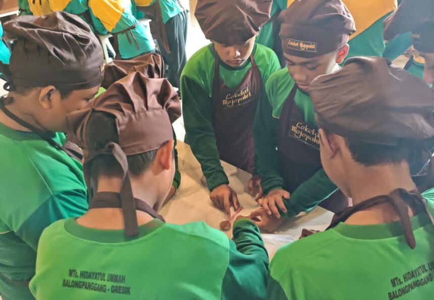 Padukan kegiatan edukatif dan religi, MTs Hidayatul Ummah Balongpanggang sukses menggelar Outing Class di Mojokerto dan Jombang, Sabtu (9/5/2026). Foto: Samsul/NUGres