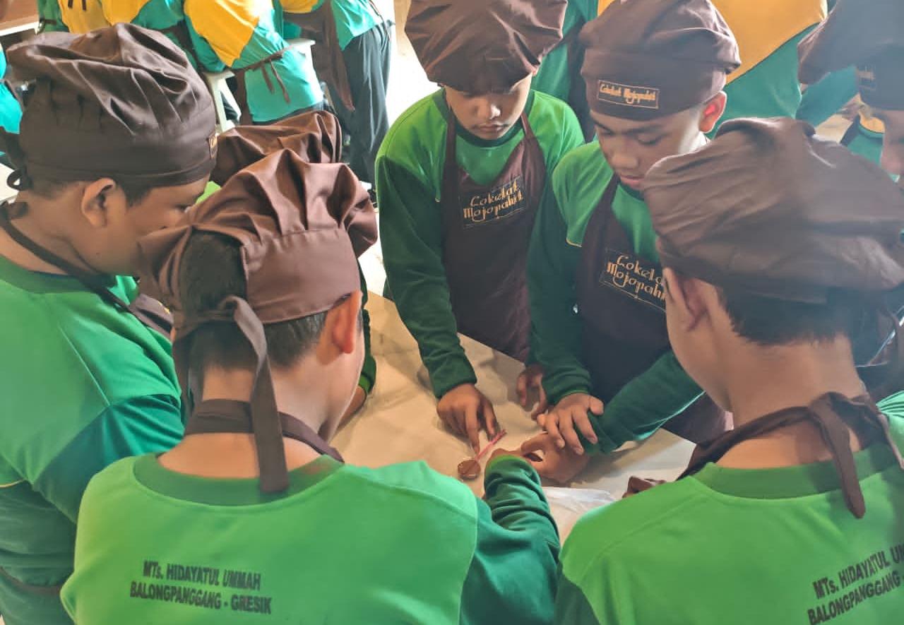 Padukan kegiatan edukatif dan religi, MTs Hidayatul Ummah Balongpanggang sukses menggelar Outing Class di Mojokerto dan Jombang, Sabtu (9/5/2026). Foto: Samsul/NUGres