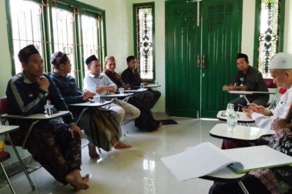 Optimalisasi kantor baru sebagai pusat informasi dan kegiatan jamiyyah, pengurus MWCNU Dukun menggelar rapat koordinasi bersama badan otonom dan lembaga NU, Jumat (8/5/2026). Foto: Syafik Hoo/NUGres