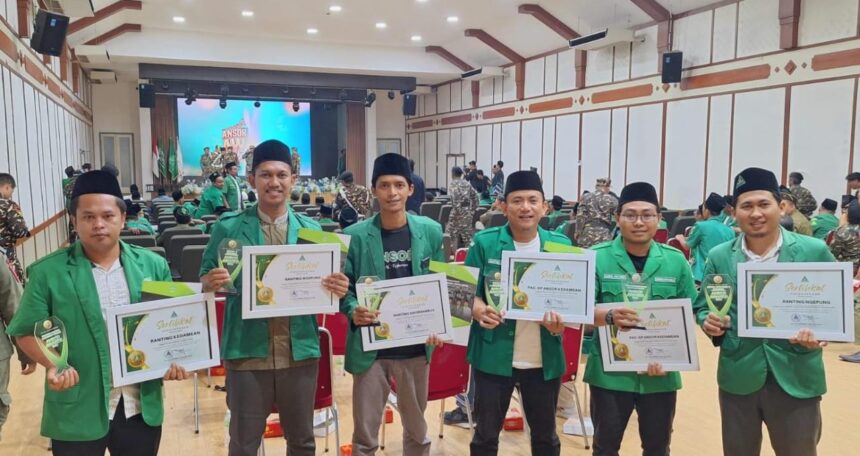 Pimpinan Anak Cabang (PAC) Gerakan Pemuda (GP) Ansor Kedamean memborong sejumlah kategori penghargaan dalam Ansor Gresik Award 2026, Kamis (14/5/2026). Foto: dok PAC GP Ansor Kedamean/NUGres