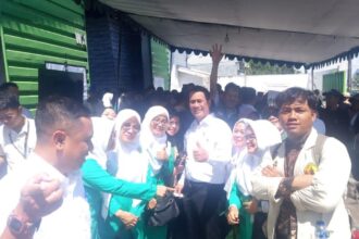 Sejumlah pengurus Pimpinan Cabang Fatayat Nahdlatul Ulama (PC Fatayat NU) Gresik mengabadikan momen bersama Menteri Pertanian RI Andi Amran Sulaiman, Rabu (13/5/2026). Foto: ist/NUGres