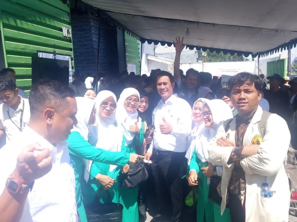 Sejumlah pengurus Pimpinan Cabang Fatayat Nahdlatul Ulama (PC Fatayat NU) Gresik mengabadikan momen bersama Menteri Pertanian RI Andi Amran Sulaiman, Rabu (13/5/2026). Foto: ist/NUGres