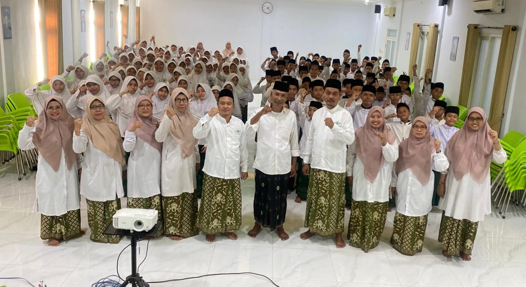 Kepala MI Maarif NU Assa'adah, Wali Kelas dan jajaran sejumlah guru pendamping mengabadikan momen bersama dalam kegiatan Pondok Aswaja. Foto: dok MI Ma'arif NU Assa'adah Bungah/NUGres 