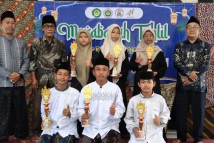 Para juara putra dan putri Musabaqah Tahlil di SMP Ma’arif Miftahul Ulum Melirang Bungah Gresik menyambut Harlah ke-44 lembaga tersebut. Foto: Mubarok/NUGres