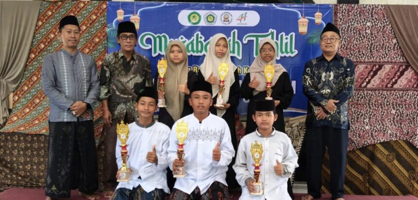 Para juara putra dan putri Musabaqah Tahlil di SMP Ma’arif Miftahul Ulum Melirang Bungah Gresik menyambut Harlah ke-44 lembaga tersebut. Foto: Mubarok/NUGres