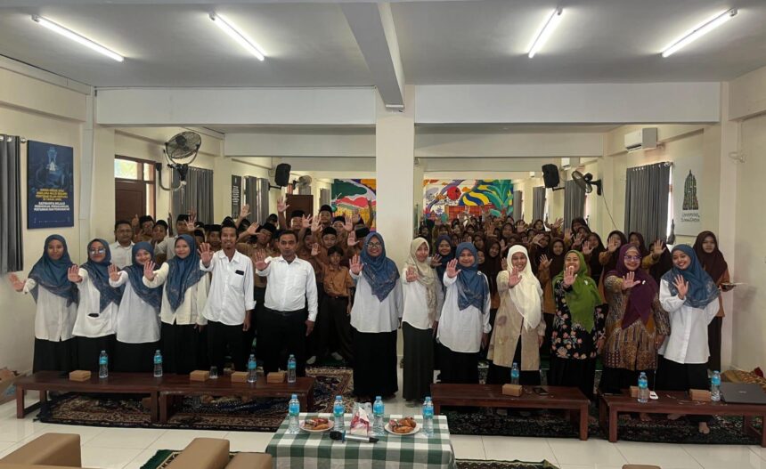 Mengisi Hari Pendidikan Nasional 2026, SMP Sunanul Muhtadin menghadirkan seminar edakutif anti perundungan dengan menggandeng LKP3A Fatayat NU PC Fatayat NU Gresik, Sabtu (2/5/2026). Foto: dok SMP Sunanul Muhtadin Gresik/NUGres
