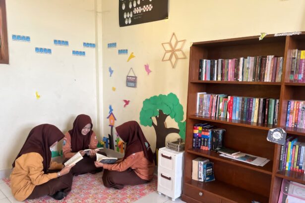 Program unggulan "Pojok Literasi: Satu Kelas Satu Perpustakaan", diluncurkan SMP Sunanul Muhtadin Kertosono Sidayu Gresik di momen Hardiknas 2026 guna memperkuat tradisi baca. Foto: dok SMP Sunanul Muhtadin Gresik/NUGres
