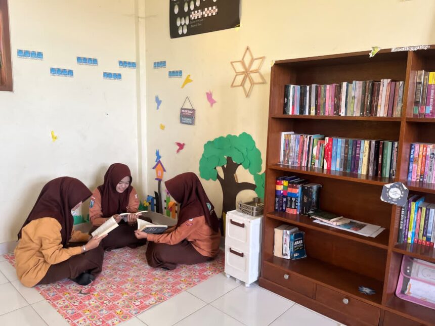 Program unggulan "Pojok Literasi: Satu Kelas Satu Perpustakaan", diluncurkan SMP Sunanul Muhtadin Kertosono Sidayu Gresik di momen Hardiknas 2026 guna memperkuat tradisi baca. Foto: dok SMP Sunanul Muhtadin Gresik/NUGres