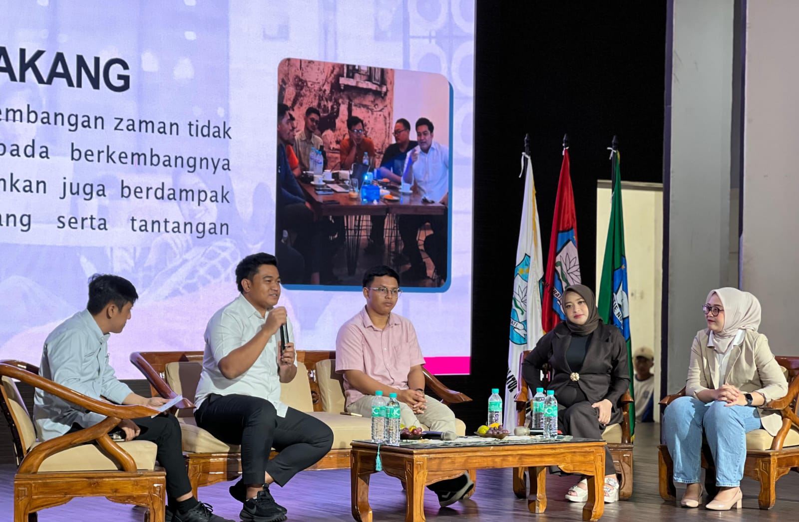 Ketua DPRD Gresik M. Syahrul Munir saat menyampaikan kajiannya tentang perkembangan digital. Foto: dok BEM STIE NU Gresik/NUGres