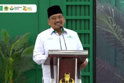 Wakil Ketua PCNU Gresik Dr H. A. Syifaul Qulub saat menyampaikan sambutan di peringatan Harlah ke-76 yang diselenggarakan PC Fatayat NU di Gresik, Ahad (3/5/2026). Foto: SC YouTube PC Fatayat NU Gresik/NUGres